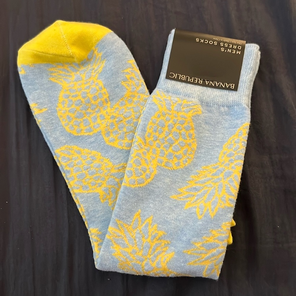 Banana Republic, Mens Dress Socks, One Size, NWT, Blue & Yellow Pineapple Print